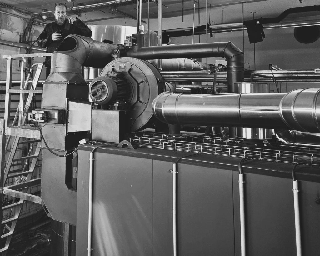 Villacher Rauchfangkehrermeister in großem Heizraum schwarz-weiß