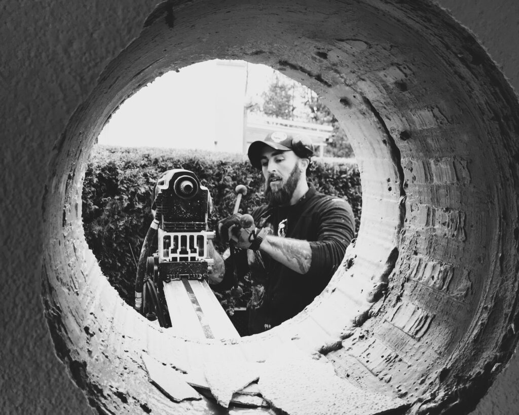 Rauchfangkehrermeister bei Kernbohrung schwarz-weiß