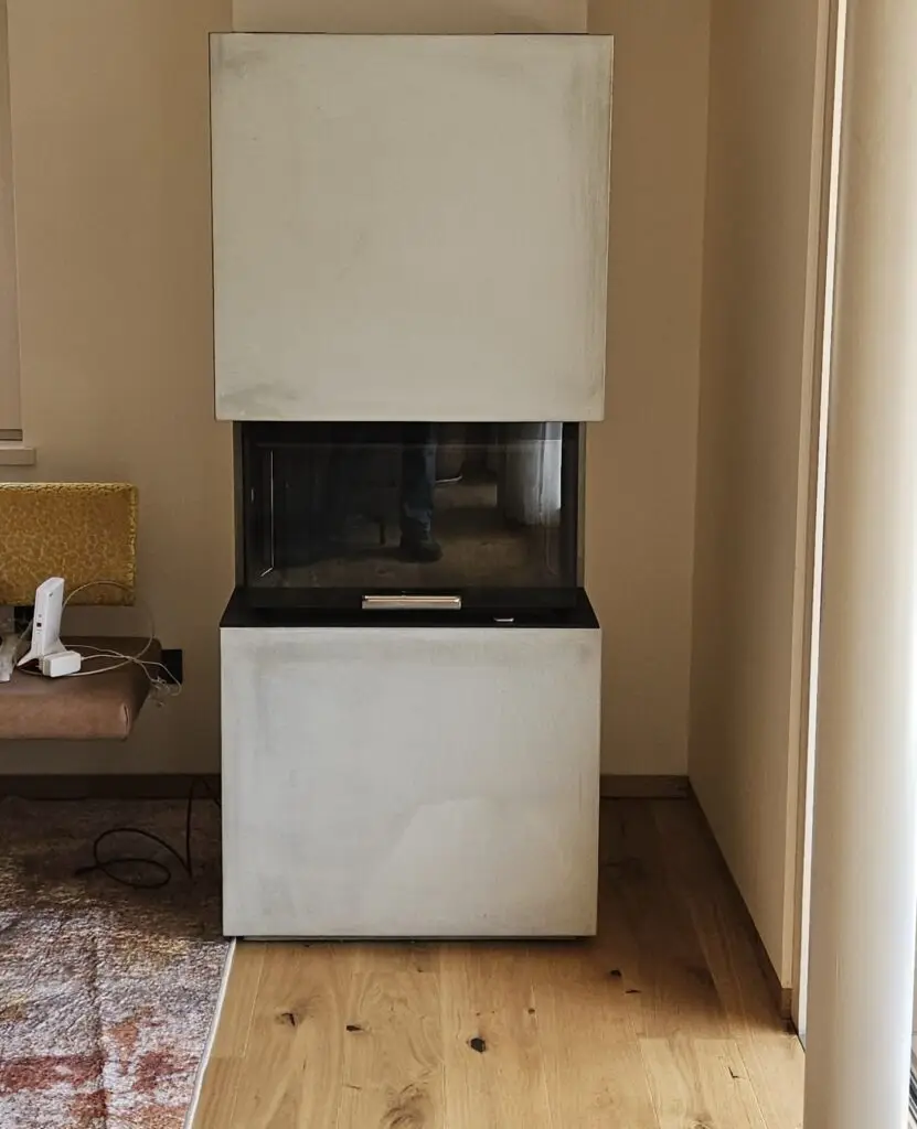 Grauer Ofen mit Glasscheibe gebaut vom Rauchfangkehrer Lenk