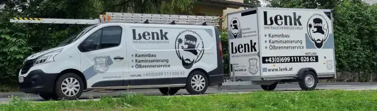 weißes Auto und Anhänger mit der Beschriftung des Rauchfangkehrer Lenk