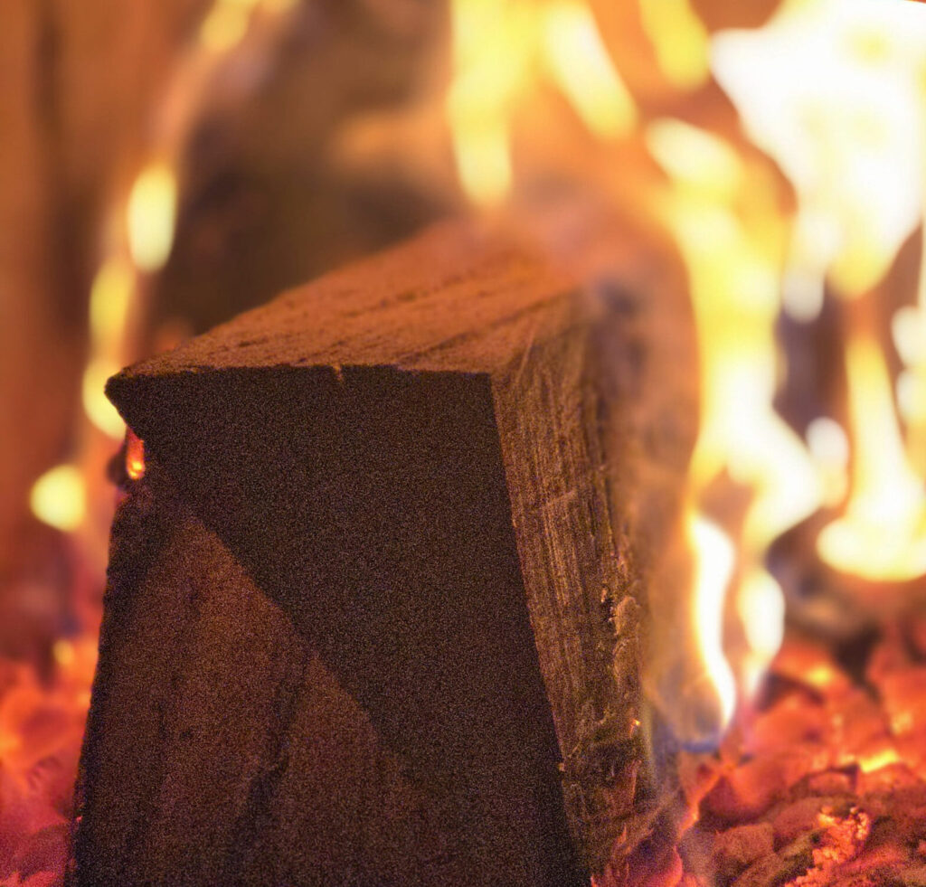 Holzscheit der brennt Rauchfangkehrer Blog