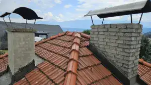 Zwei graue, gemauerte Kamine