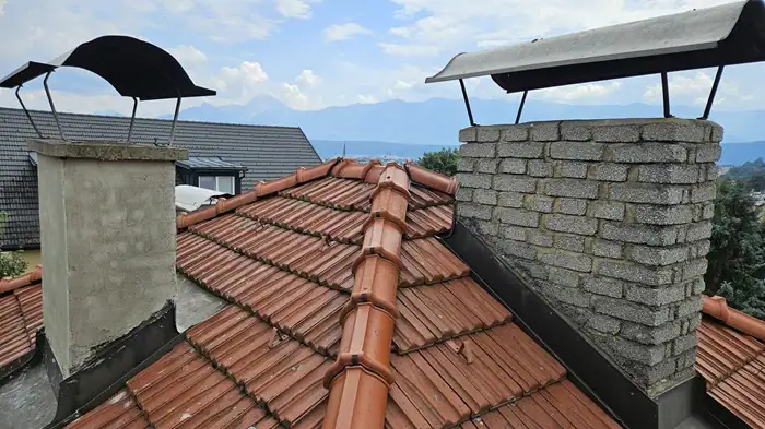 Zwei graue, gemauerte Kamine