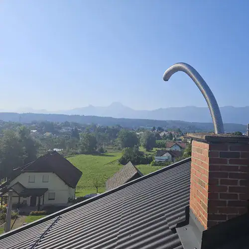 Kaminsanierung mit flexiblen Rohr in Kamin eingezogen