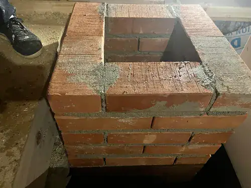 Gemauerter Kamin im Aufbau als Beispiel für Kaminbau vom Rauchfangkehrer Lenk