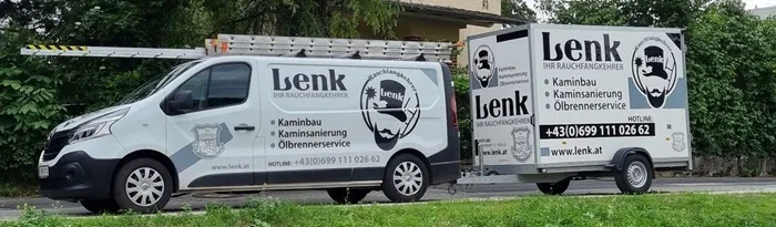 weißes Auto und Anhänger mit der Beschriftung des Rauchfangkehrer Lenk