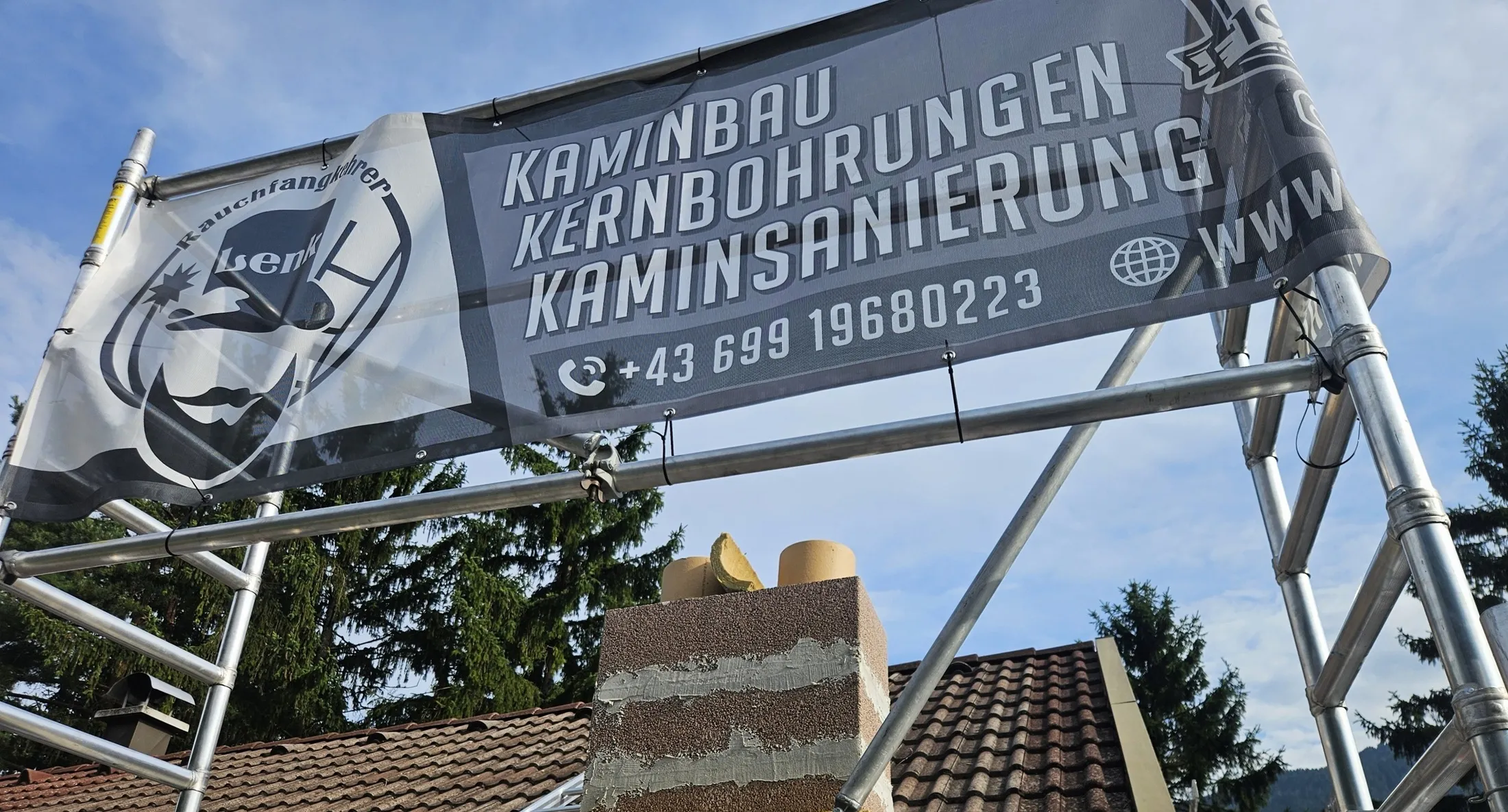 Plakat des Rauchfangkehrer Lenk auf einem Gerüst