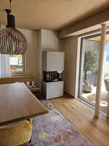 Heizungen, Öfen & Wartung in Villach & Villach-Land, hellgrauer Ofen in hellem Raum