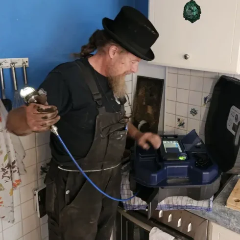 Quadratisch_Robert_Lenk Rauchfangkehrer aus Villach mit Messgerät