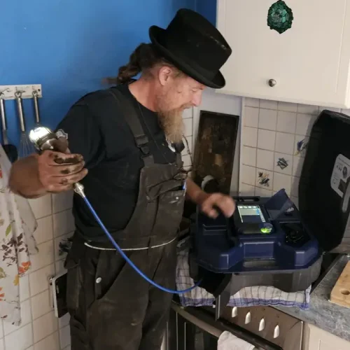 Quadratisch_Robert_Lenk Rauchfangkehrer aus Villach mit Messgerät